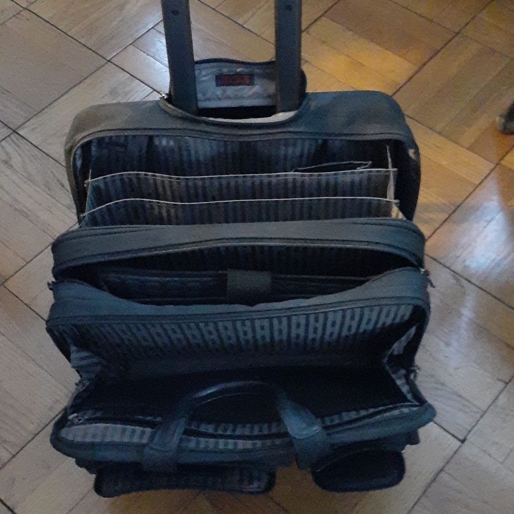 TUMI ROLLING DREAM CASE w/ FREE TUMI LOCK